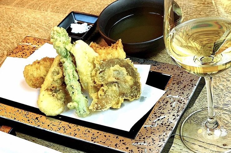 白ワインに合わせた天ぷらの盛り合わせ